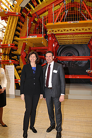 Ministerin Ilse Aigner mit Peri Geschäftsführer Alexander Schwörer (©Foto: Martin Schmitz)